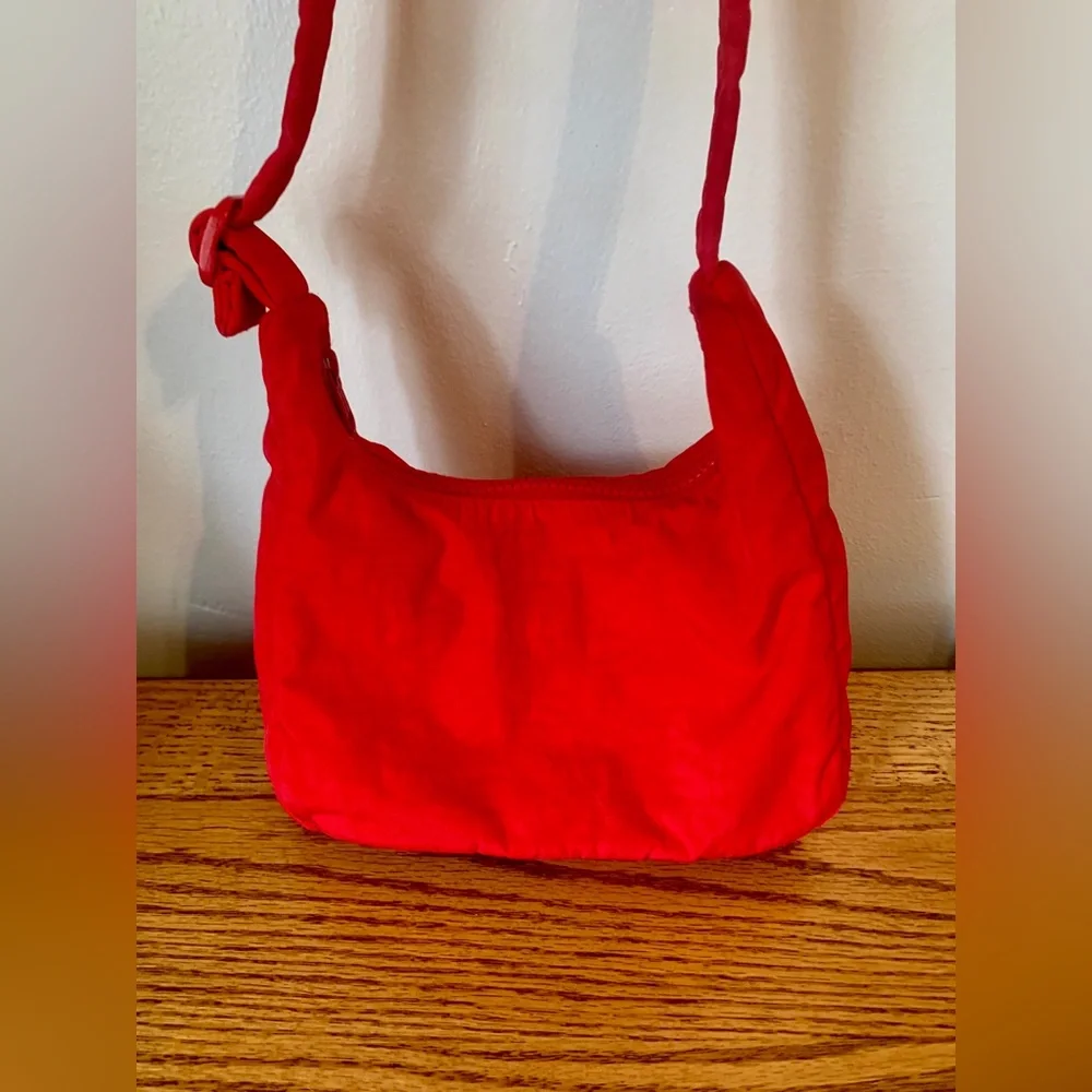 Baggu Mini Nylon Shoulder Bag Candy Apple Red Slouchy Hobo Travel Buckle - Picture 11 of 16